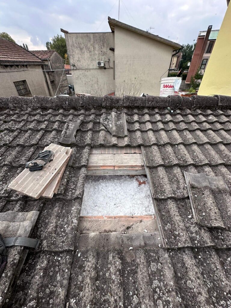 Apertura nel manto di tegole per l'insufflaggio del sottotetto