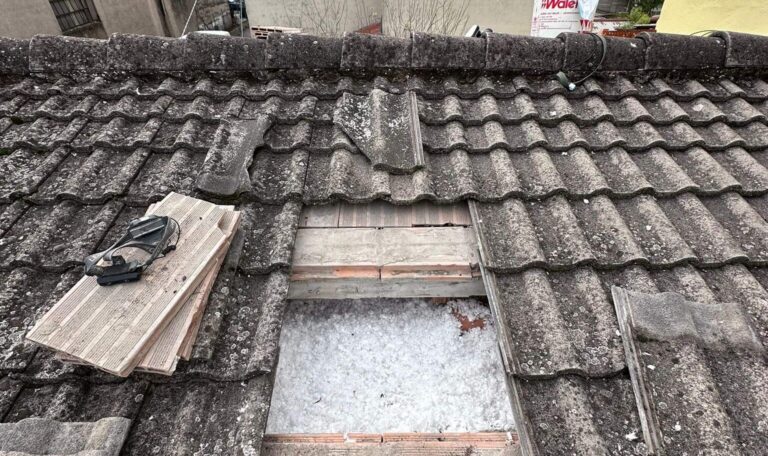 Apertura nel manto di tegole per l'insufflaggio del sottotetto