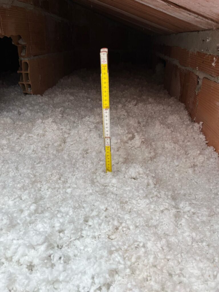 Spessore della lana di vetro misurato con il metro nel sottotetto