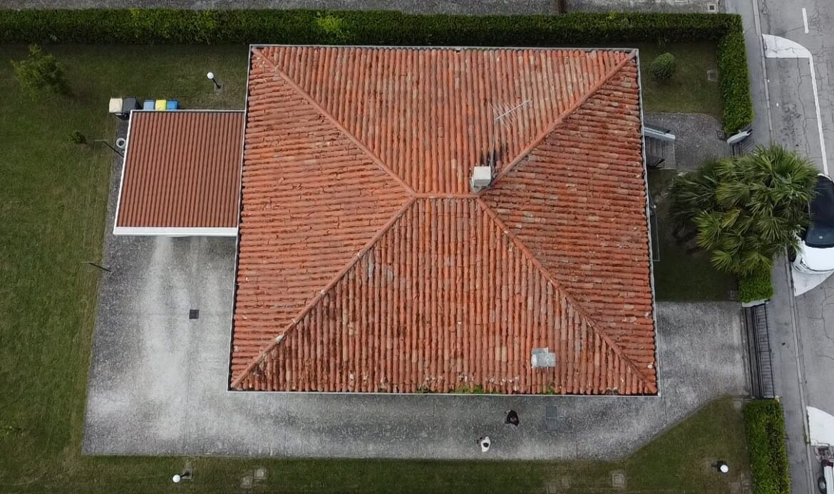 Ripresa aerea con il drone di un tetto a padiglione in coppi