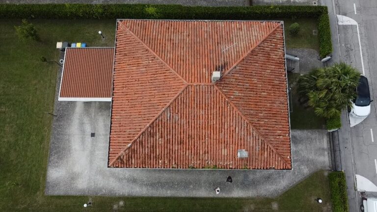 Ripresa aerea con il drone di un tetto a padiglione in coppi